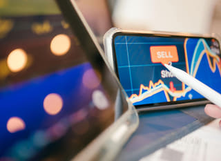 Trader multi-marchés analysant les options sur Bitcoin, Ethereum et le forex