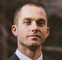 Portrait de Thomas Whitfield, analyste de trading et spécialiste du marché des cryptomonnaies