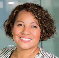 Portrait de Claire Ashford, responsable de la conformité réglementaire financière